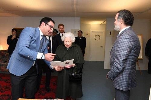 Kraliça Qarabağ atlarına heyran oldu - Foto Kraliça Qarabağ atlarına heyran oldu - Foto