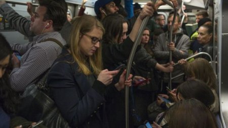 Milyarderin oğlu kirayədə yaşayır, metrodan istifadə edir - FOTO