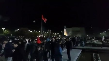 Atambayev azad edildi: Etirazçıların tutduğu parlament binası yandırıldı