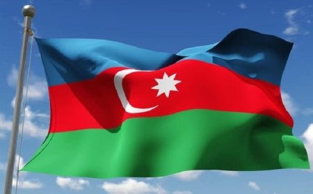 Erməni qadın Azərbaycan bayrağını öpdü