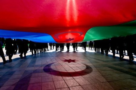 12 Noyabr - Azərbaycan Respublikasının Konstitusiya günüdür.