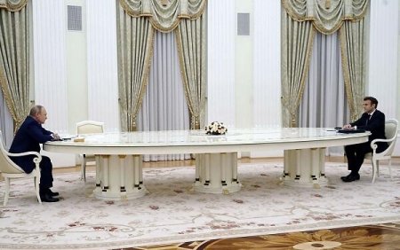 Putin masada Makrona zamanın fərqini göstərdi