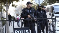 Türk polisi bayrağımızı öpərək alnına qoydu