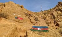 Azərbaycan bayrağı Təbrizdə dağa həkk edildi